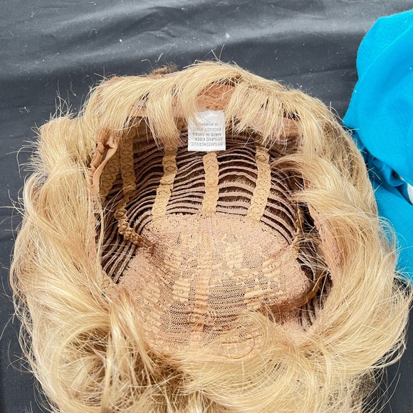 Blonde short wig - Picture 5 of 6